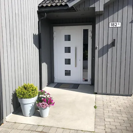 Beautiful Residence, Close To Great Beaches Good For Surfing